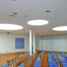 3 runde lichtdecken kongressraum
