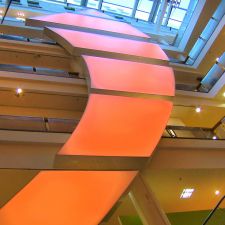 lichtgestaltung einkaufszentrum etage orange